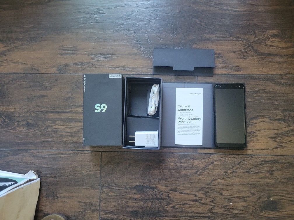 New Samsung Galaxy S9 In It's Original Packaging Box. For Parts Only!( It Charges And Stays On, Doesn't Restart Or Open Screen ) $50.00 AS IS !!