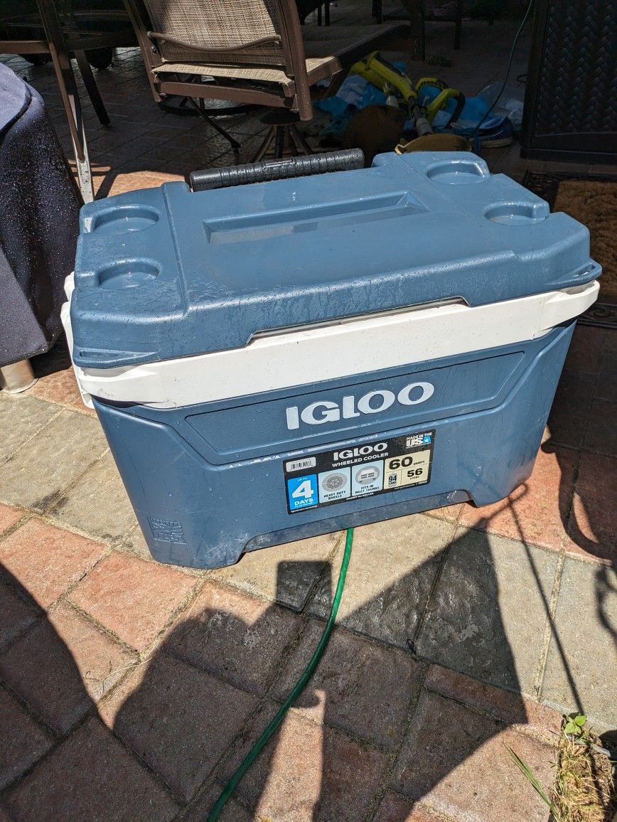 Igloo Roller Cooler