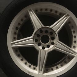 Vendo bonitos rines blancos bien cuidados las llantas ya no sirven son universales para honda Toyota o Nissan y barios más para informes llame al 708