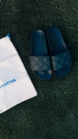 Women’s LV slides Size 6 [PRICE NEGOTIABLE]