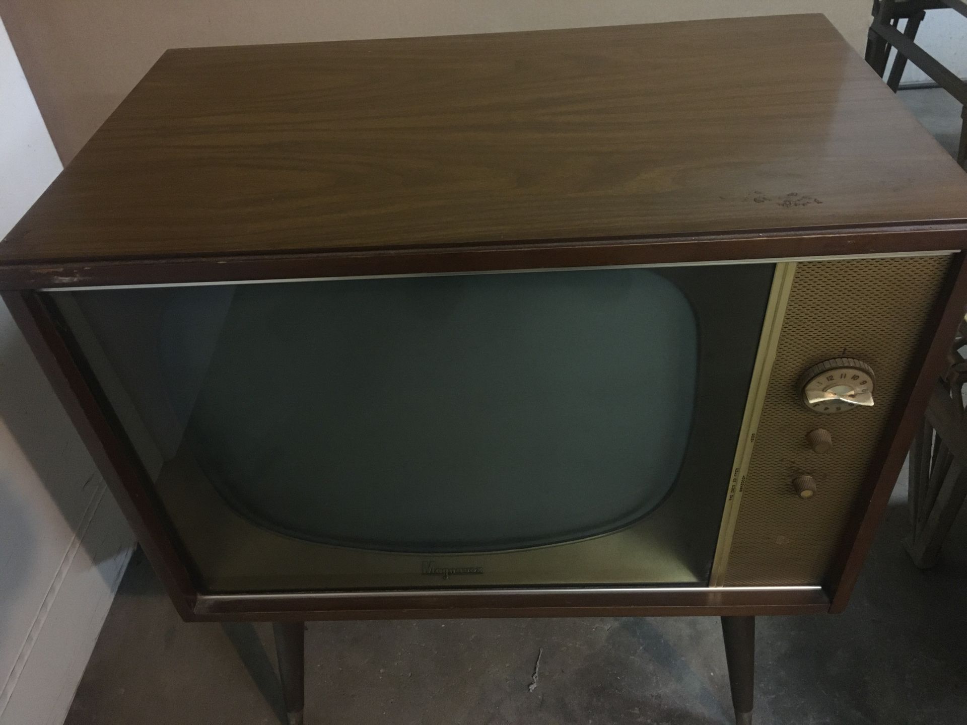 Vintage Magnavox TV tube light up no picture could be using shipment or decorated item $25