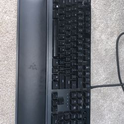 Razer Hunstman Elite with detachable magnetic arm rest 