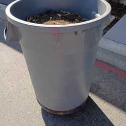 Rubber Maid Trash Container For Plants 