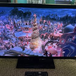 32” INSIGNIA LED TV w remote 