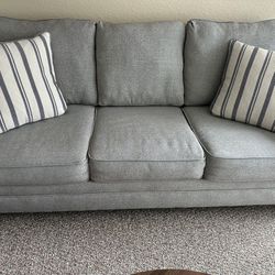 Rooms To Go Couch With Memory Foam Pull Out Bed! (OBO)