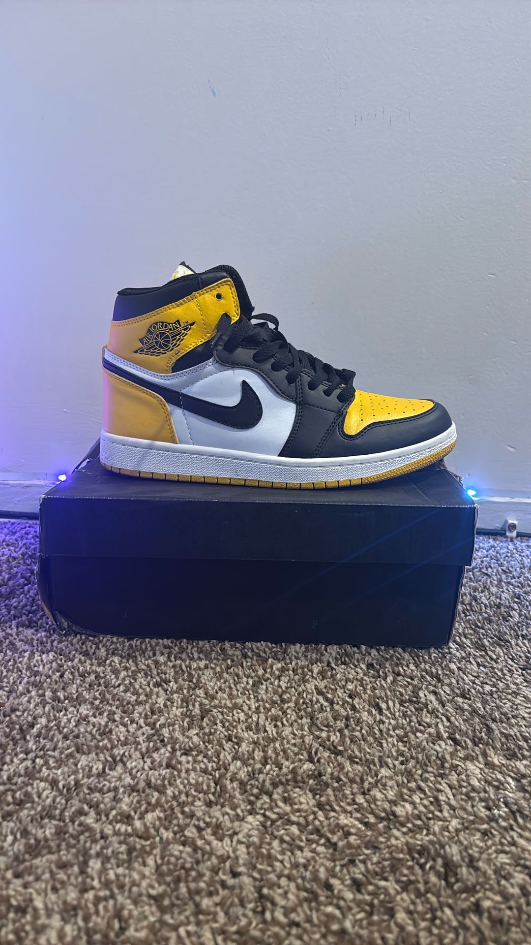 NIKE AIR JORDAN 1 RETRO HIGH OG TAXI YELLOW TOE WHITE BLACK display picture 2