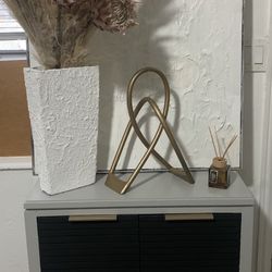 Buffet And Sideboard 