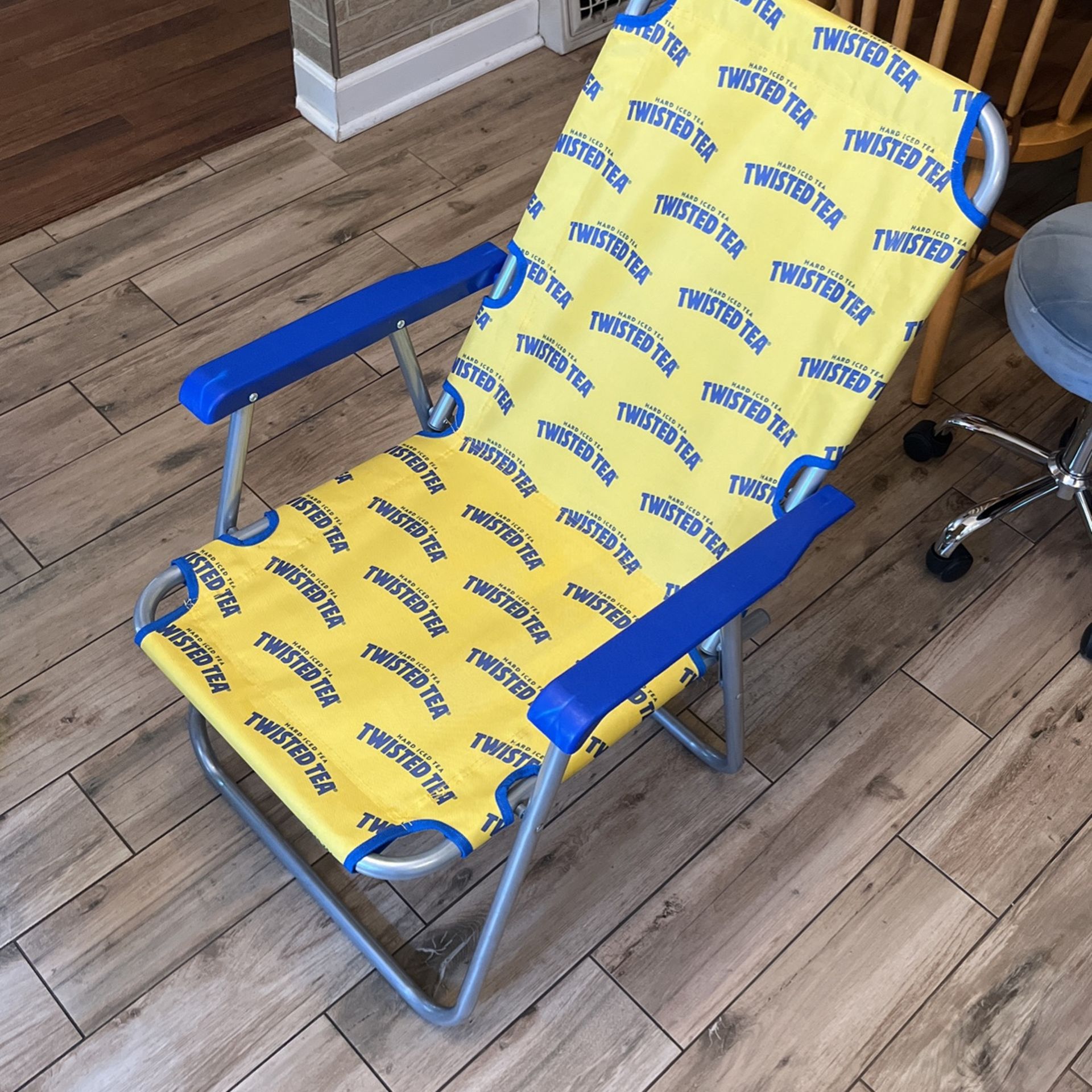 Twisted tea Fold up Lawn Chair
