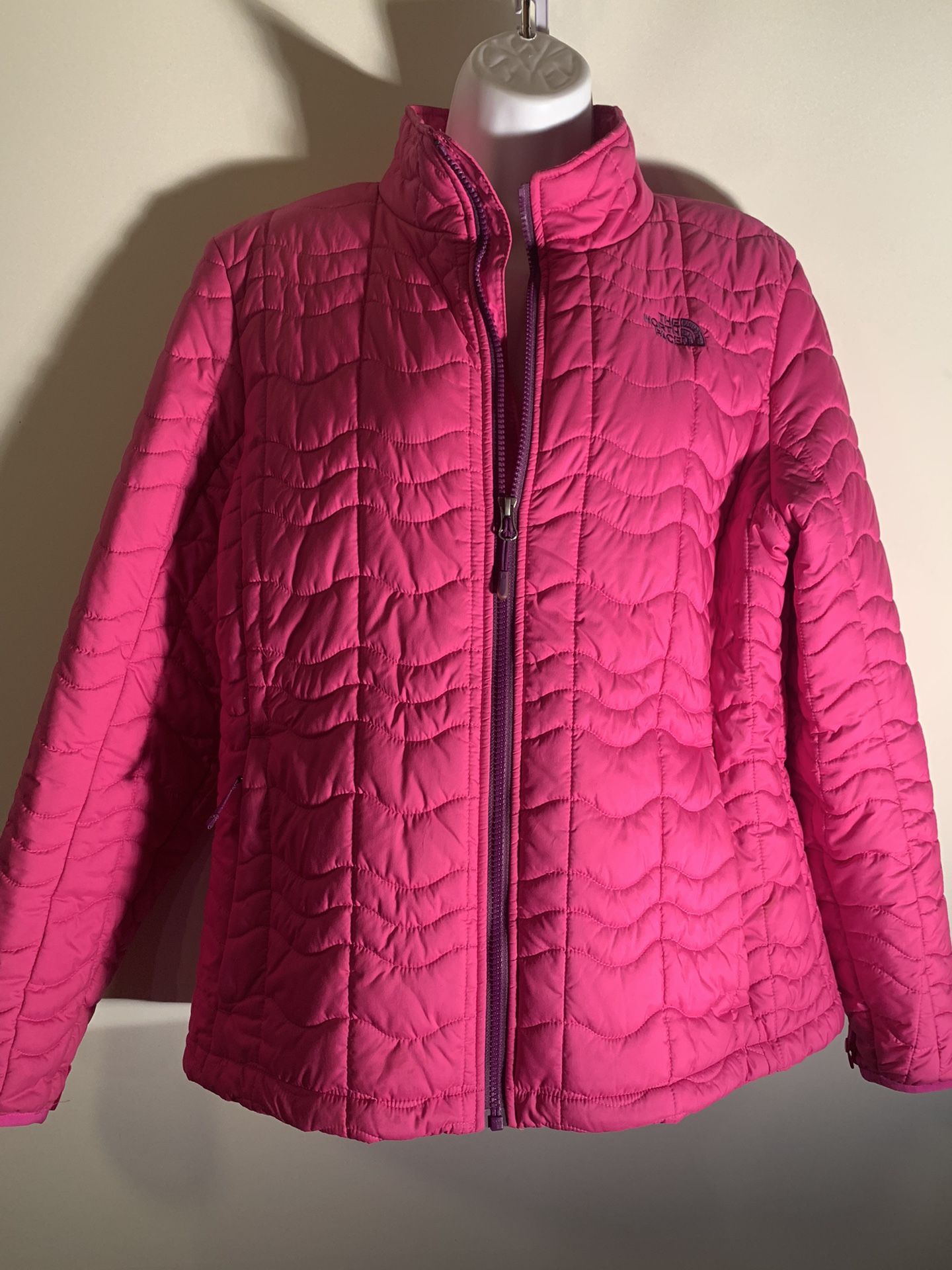 WOMANS NORTHFACE PINK JACKET 