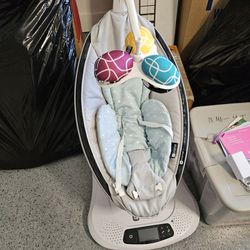 4moms MamaRoo Model 1037 With Infant Cool Mesh Insert And Strap Fastener Kit