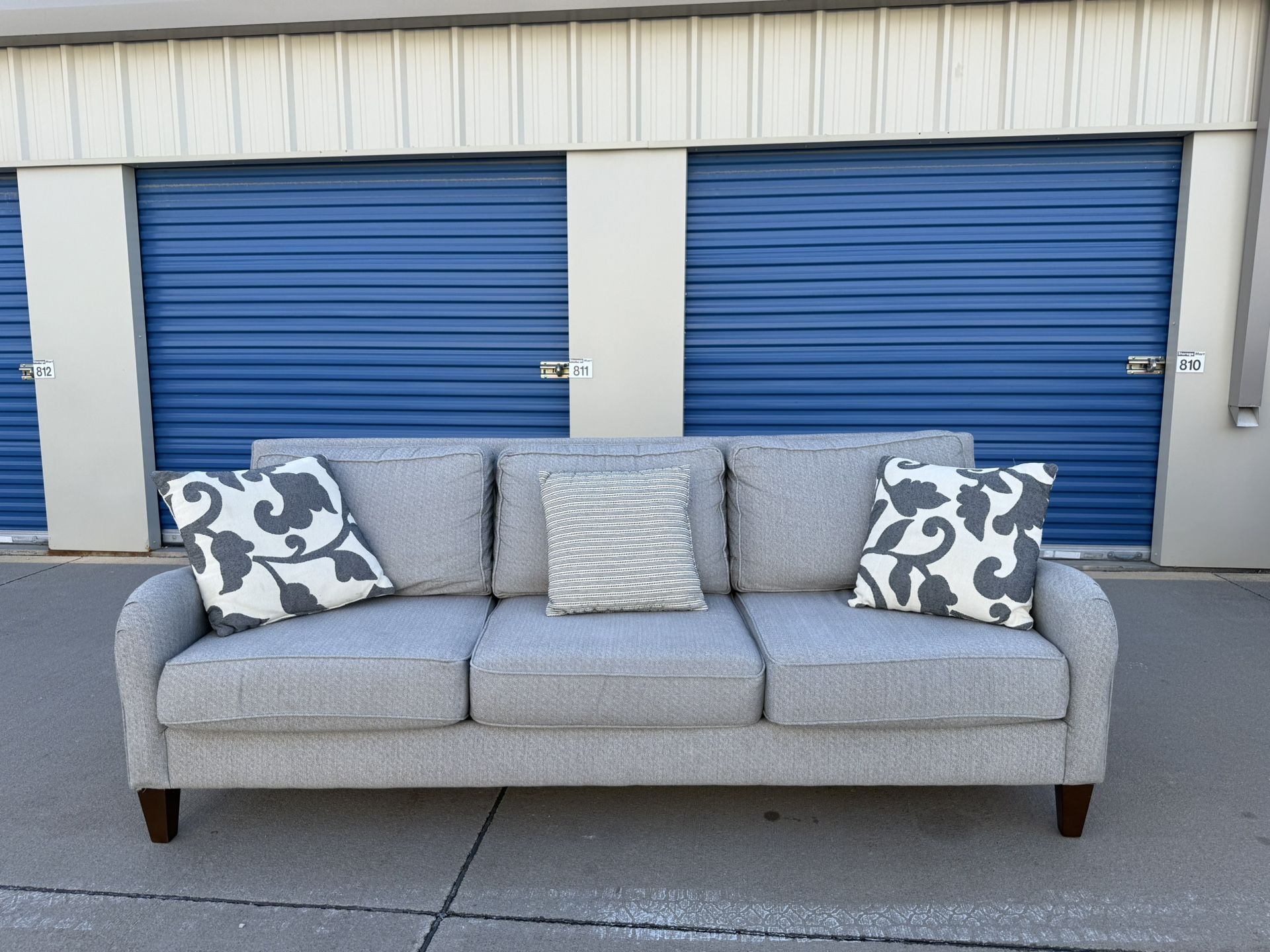 FREE DELIVERY 🚚🚛🚚 Beautiful Gray Couch