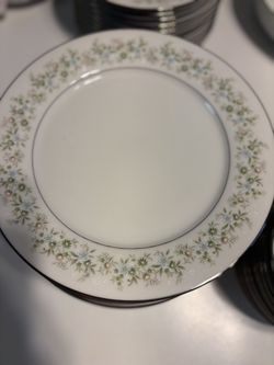 NORITAKE SAVANAH CHINA SERVICE FOR 10 PLUS EXTRA