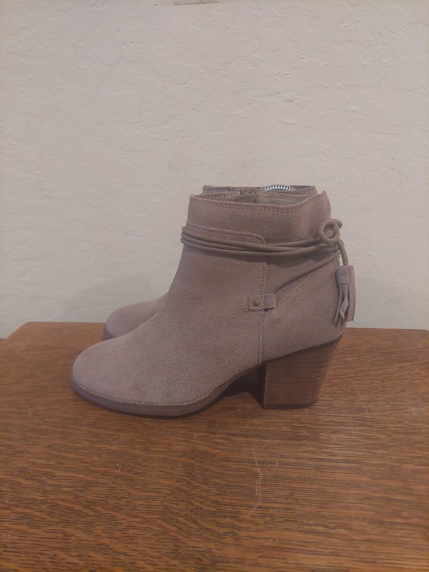 Skechers Homestead Lace-Wrapped Suede Ankle Boot with Tassel Details
Women's Size 6.5