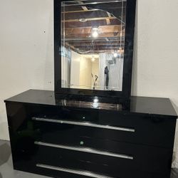 Dresser And mirror 