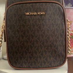Michael Kors Crossbody purse new only used it once in excellent condition