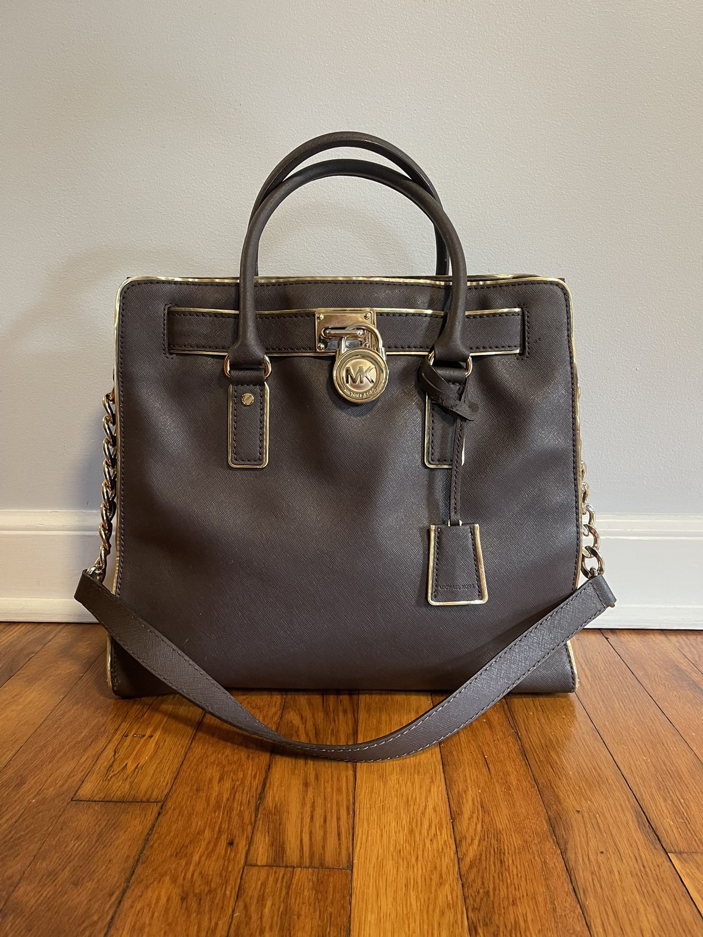 Beautiful Michael Kors Leather Crossbody Handbag 