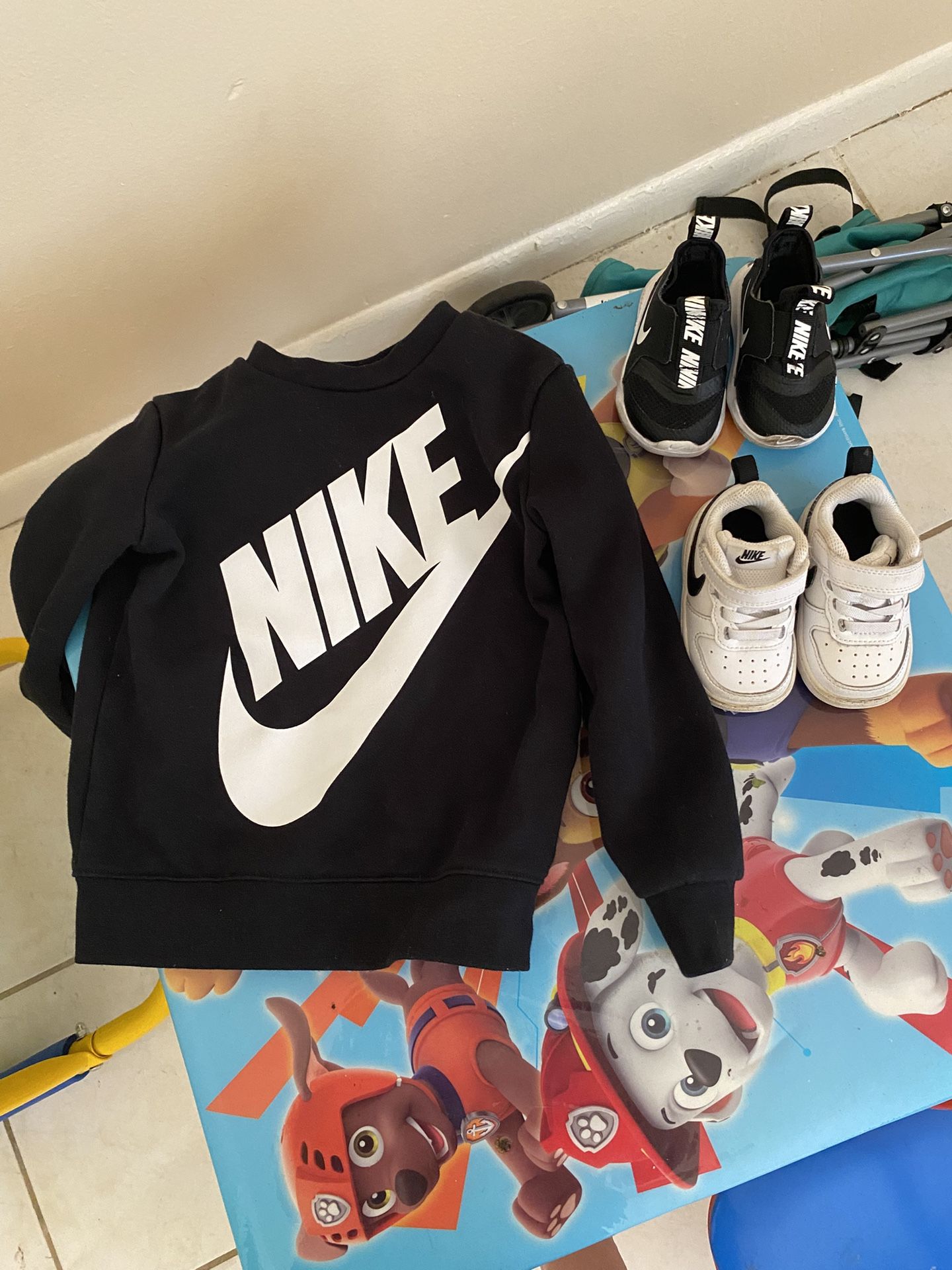 Toddler Nike Sweatshirt & Sneakers