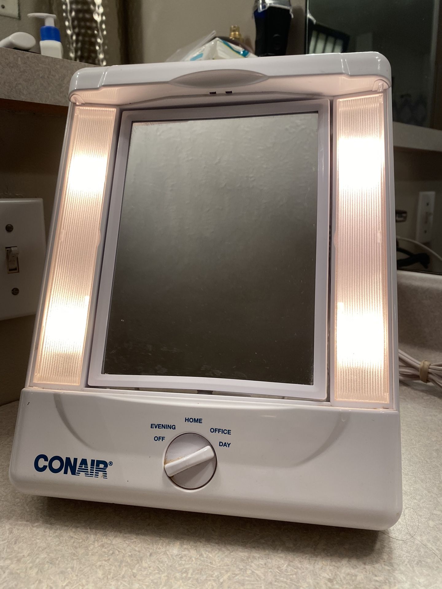Conair Makup Mirror With Lights 