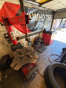 Weaver equipment tire changer and balancer