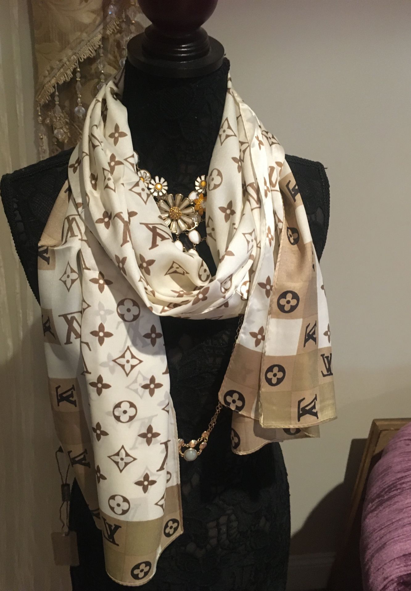 LOUIS VUITTON Paris Beige scarf decorated with the LV lo…