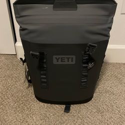 M12 BACKPACK SOFT COOLER BLACK/GREY