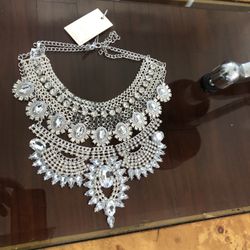 Beautiful Necklace Glass Crystal Silver .  New With Tag ( Prom, Wedding)