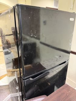 Vissani 10.4 Cu Ft Compact Fridge with Freezer – Black – Great Condition!