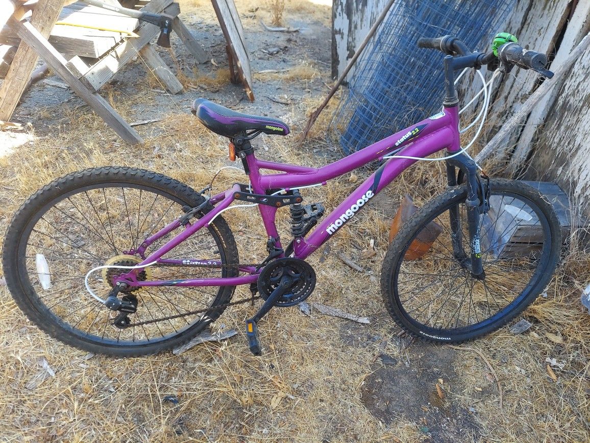 Mongoose status 2.2 mountain bikes hotsell