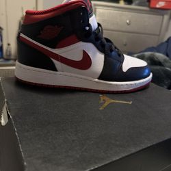 air jordan 1s (mid)