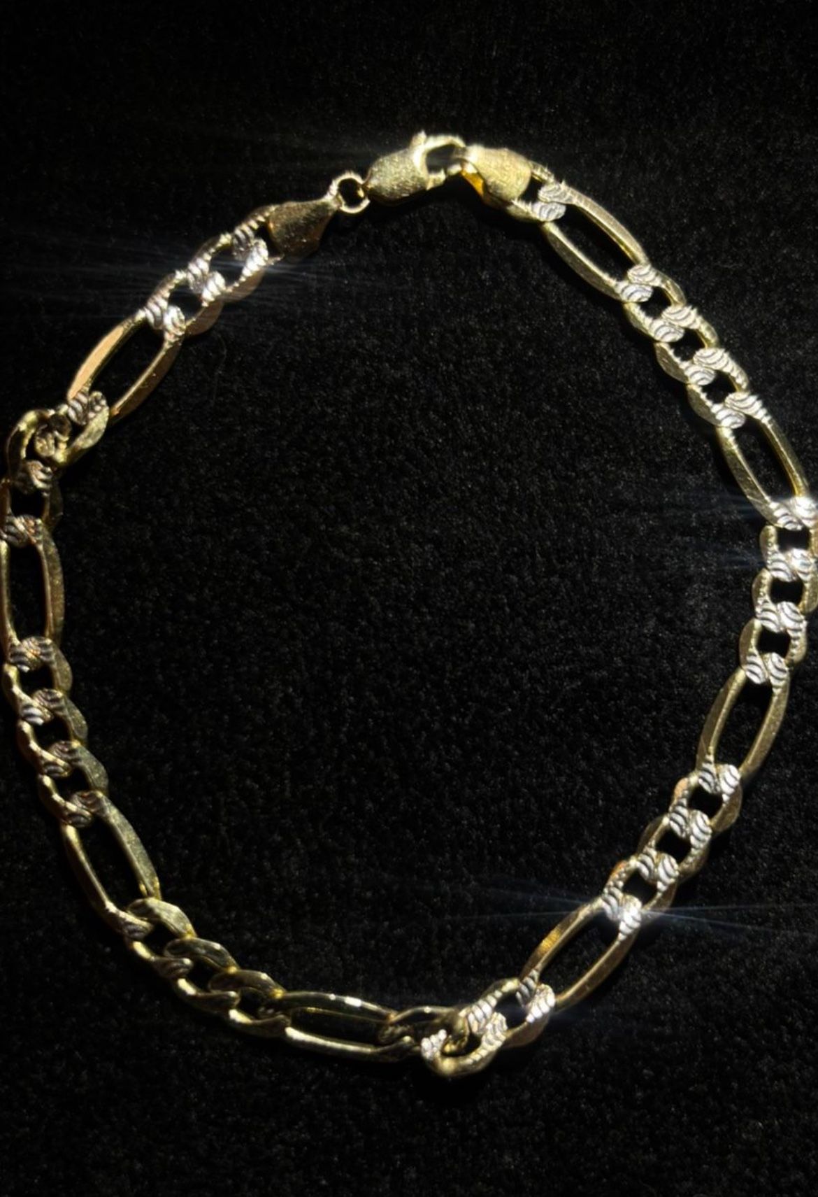 Brazalete $40 Gold Plated Sterilize Material