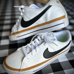 NIKE White Size 9 USA like a new ! Best offer !