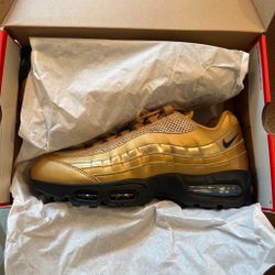 Nike Air Max 95 Gold Sneakers