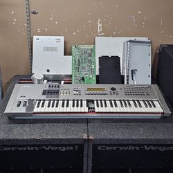 Yamaha MOTIF6 Keyboard Synthesizer 61 Keys For Parts Or Repair Only
