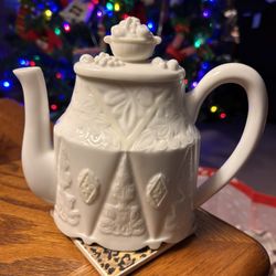 LENOX BUTLER'S PANTRY SUNDAY BRUNCH 2 CUP WHITE PORCELAIN TEAPOT