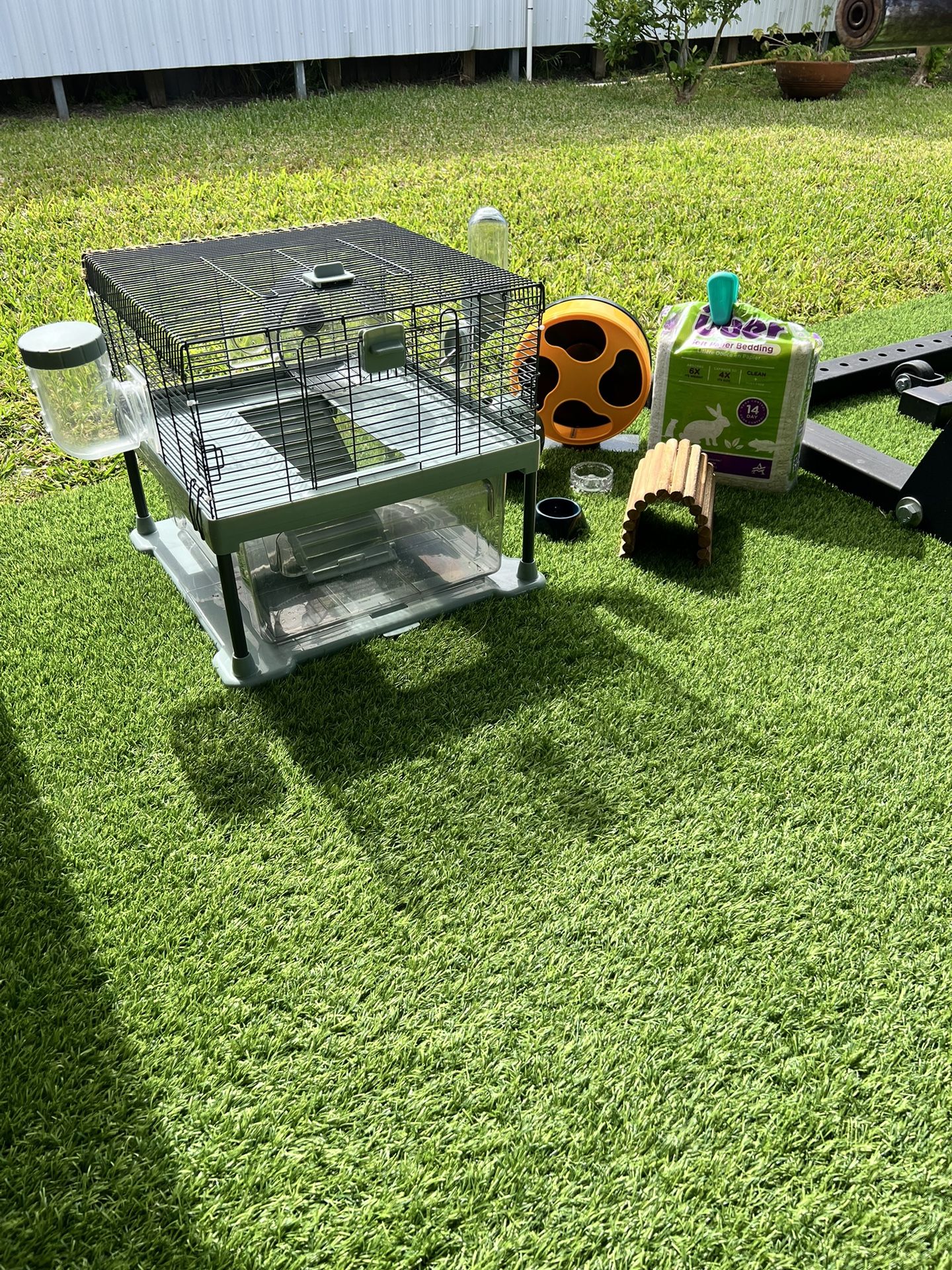 Hamster Cage With Accessories / Jaula para hámster con accesorios