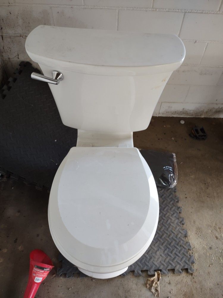 Brand New American Standard Edgemere Toilet Two-piece Tank And Bowl