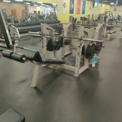 Precor Icarian Decline Bench, Olympic Bar, And 5x45lb Plates. 