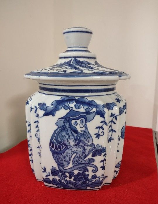 Chinese Porcelain Pottery Blue & White 10" Tall;Jar Canister w/ Lid .