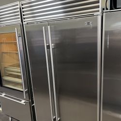 Sub Zero 42”Wide Built In Side By Side Built In Refrigerator 