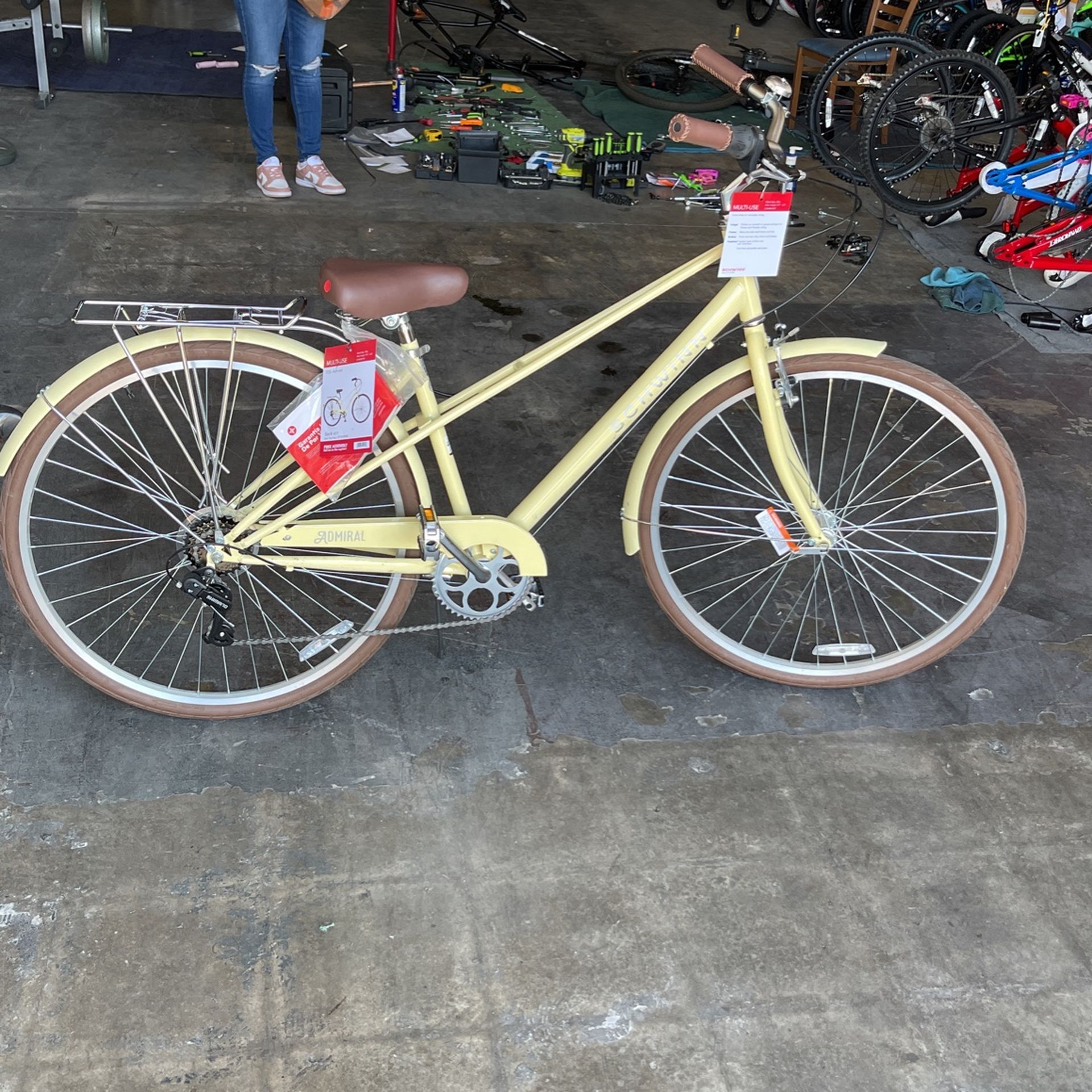 Schwinn 700c Admiral Hybrid Bike, 7 Speeds, Cream