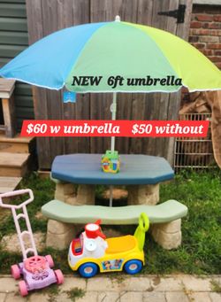 Picnic table w free extra toys & NEW umbrella