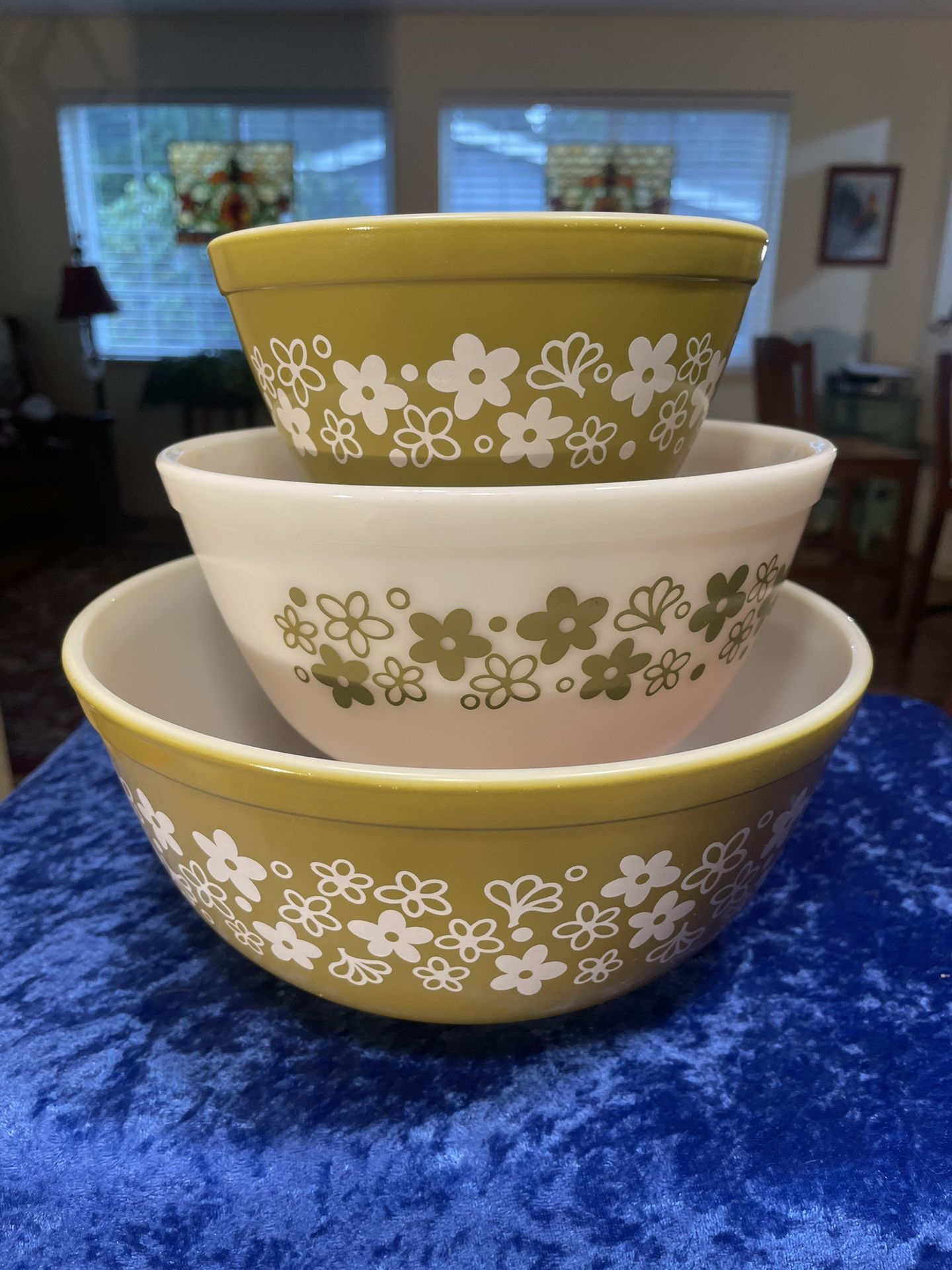 Pyrex-1973” Spring Blossum Green”(Crazy Daisy)Version No.1 (Imperial Measures)3 Bowl Set