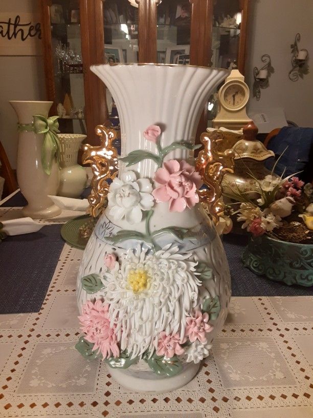 VERY UNIQUE AND Different LOOKING  VASE  16INCHES TALL  THIS IS BEAUTIFUL 