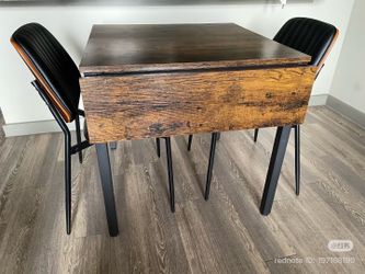 Expandable dining table with 2 chairs