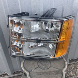 LEFT SIDE HEADLIGHT 2007-2013 GMC SIERRA 