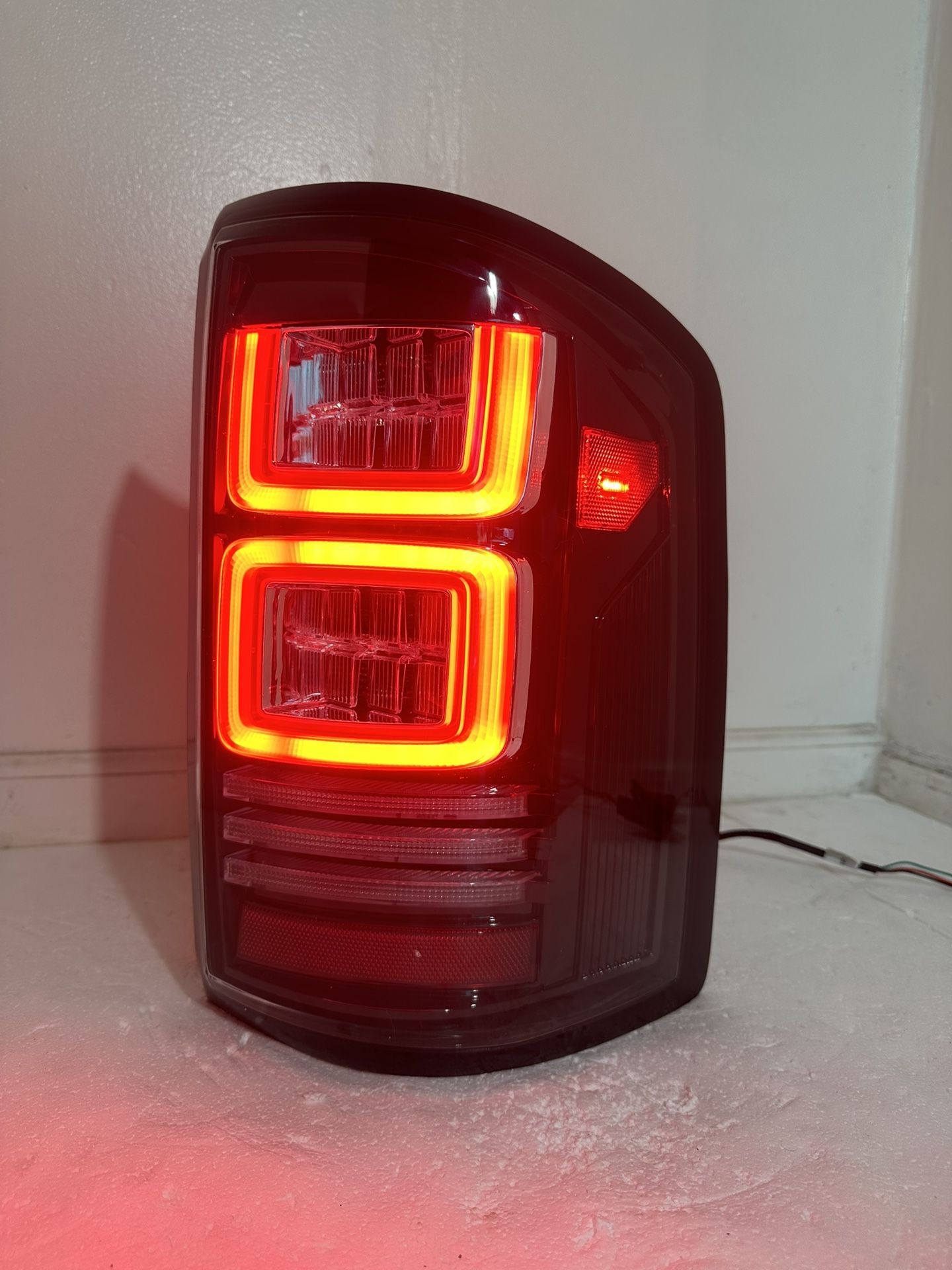 Gmc Sierra 1500/2500/3500 Vland Taillight Year 2014-2018
