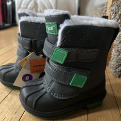 Size 6-8 Boys’ Snow boots.