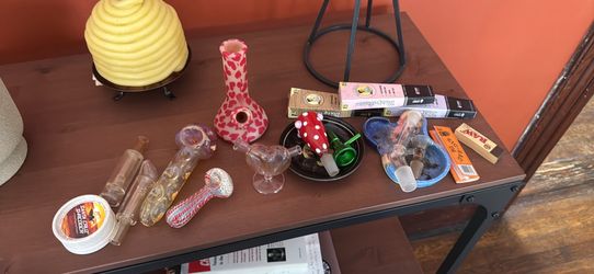 Smoke accessories / open to trades