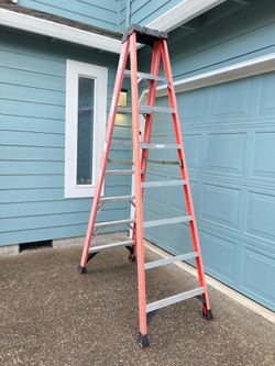 🪜 8 ft. WERNER Fiberglass Step Ladder – 300 lb Capacity