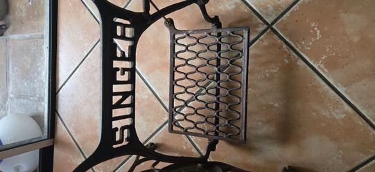 Singer Sewing Machine Cast Iron Treadle Base